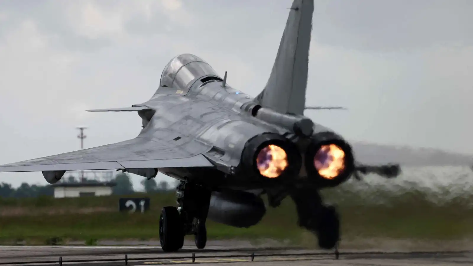 استقلال أم تمرد؟.. فرنسا ترسم حدودها وترفض طائرات الشبح الأمريكية