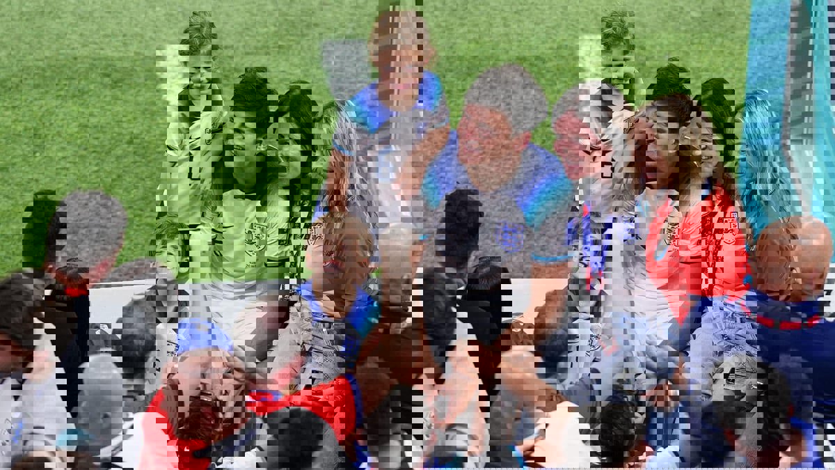 والدة ماغواير تنتفض للدفاع عنه: ما يحدث له غير مقبول