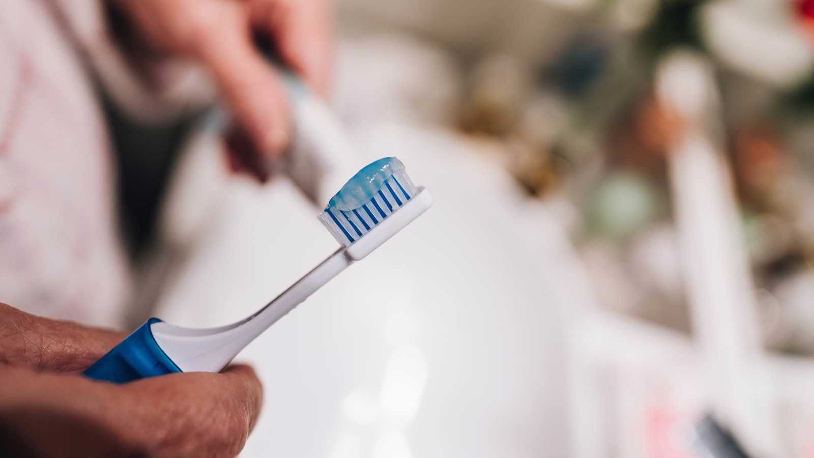 كيف يسهم تنظيف الأسنان في الوقاية من الخرف؟