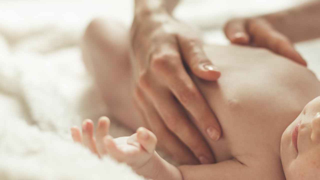 بريطانيا.. اتهام سيدة بالقتل بعدما حاولت إنقاذ طفلتها