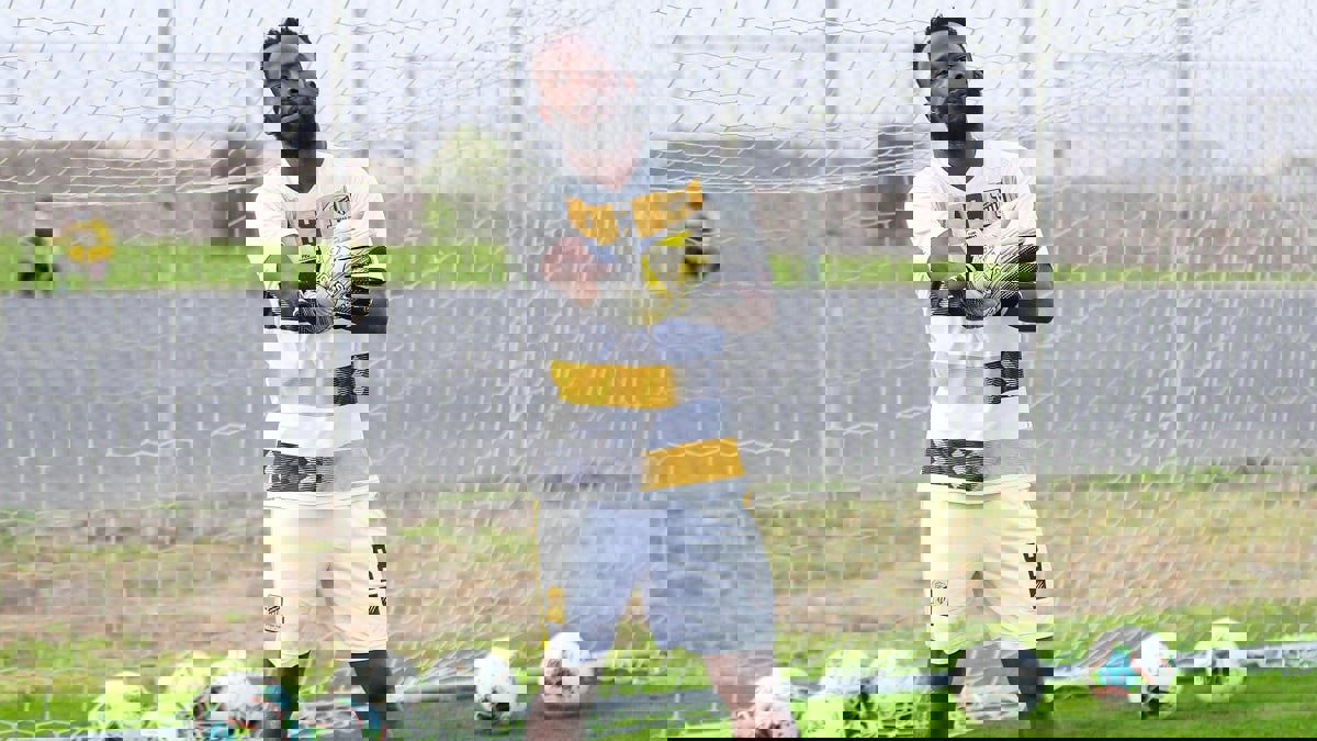 شاهد.. فهد المولد يتصدى لركلة جزاء هارون كمارا في تدريبات الاتحاد (فيديو)