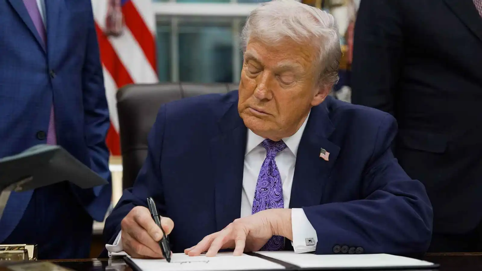 ترامب يوقع أمرا تنفيذيا لحماية عوائد النفط الفنزويلية