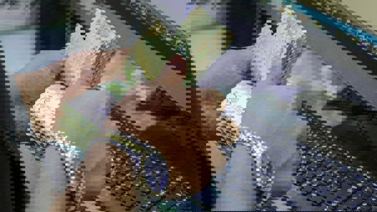 الريال اليمني يستعيد جزءا من قيمته مع عودة محافظ "المركزي" إلى عدن‎‎