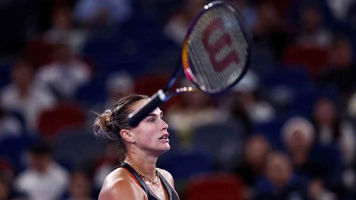 سابالينكا تنجو من الطرد في بطولة ووهان بعد إلقاء مضربها بغضب (فيديو)