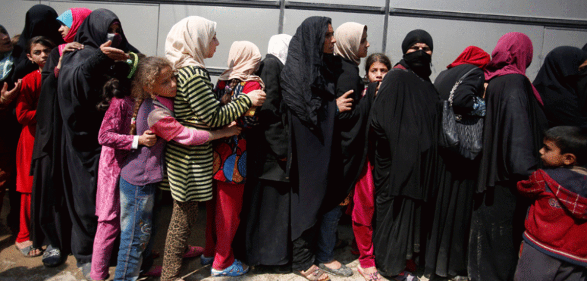 داعش يستعين بقناصاته في الموصل والقوات العراقية تنفي تعليق القتال