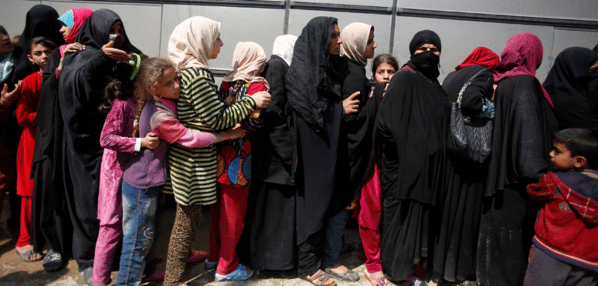 داعش يستعين بقناصاته في الموصل والقوات العراقية تنفي تعليق القتال