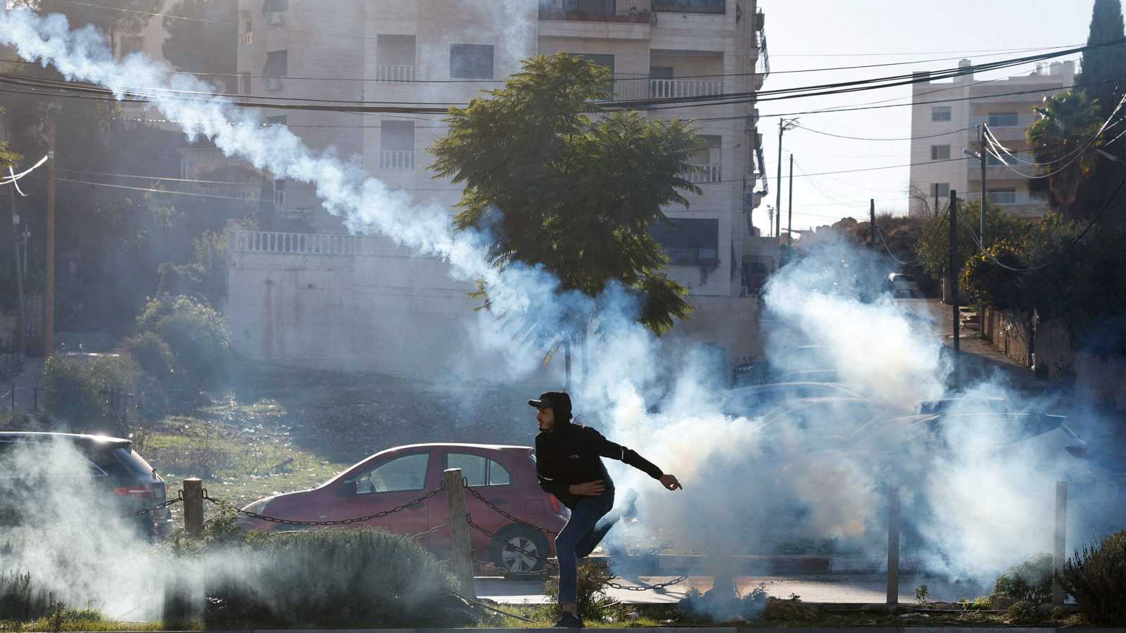 اقتحامات وحظر تجوال.. مواجهات عنيفة تجتاح الضفة الغربية (فيديو)