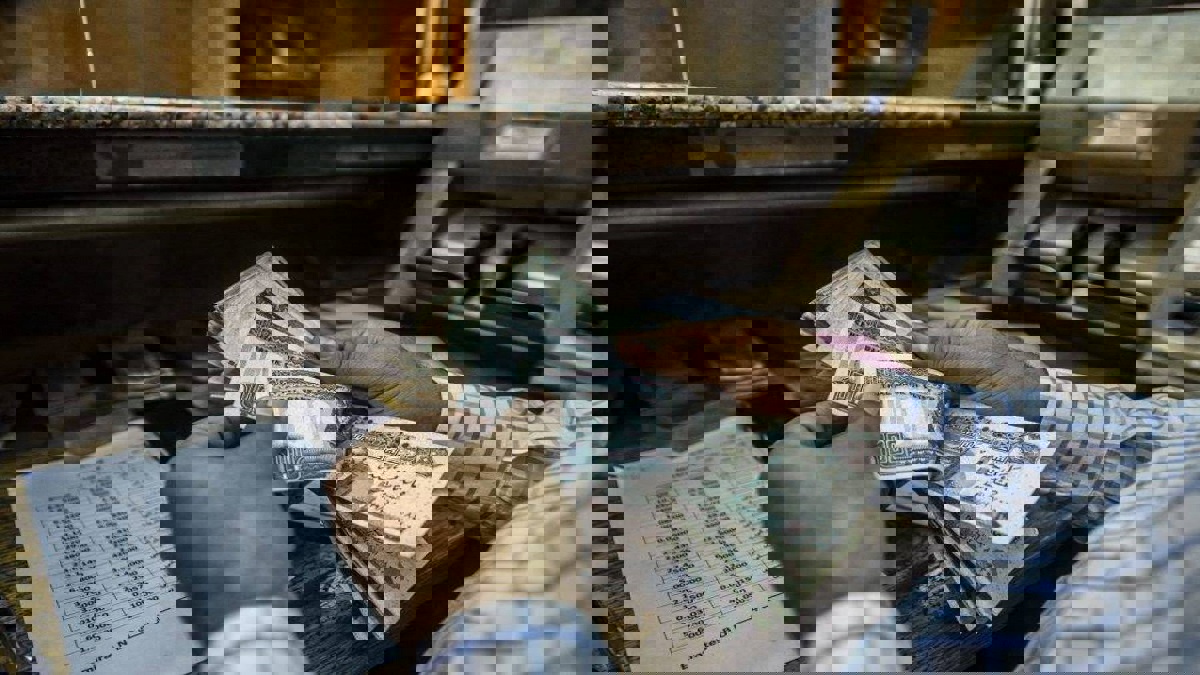 بعد نزوله عن حاجز الـ17 لأول مرة منذ عامين.. لماذا انخفض الدولار الأمريكي أمام الجنيه المصري؟