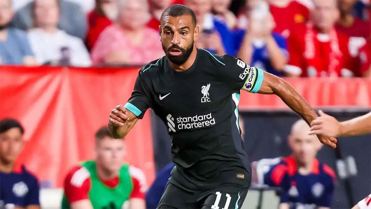 في تصرف مثير.. محمد صلاح يداعب مدربة ليفربول بعد استبداله (فيديو)