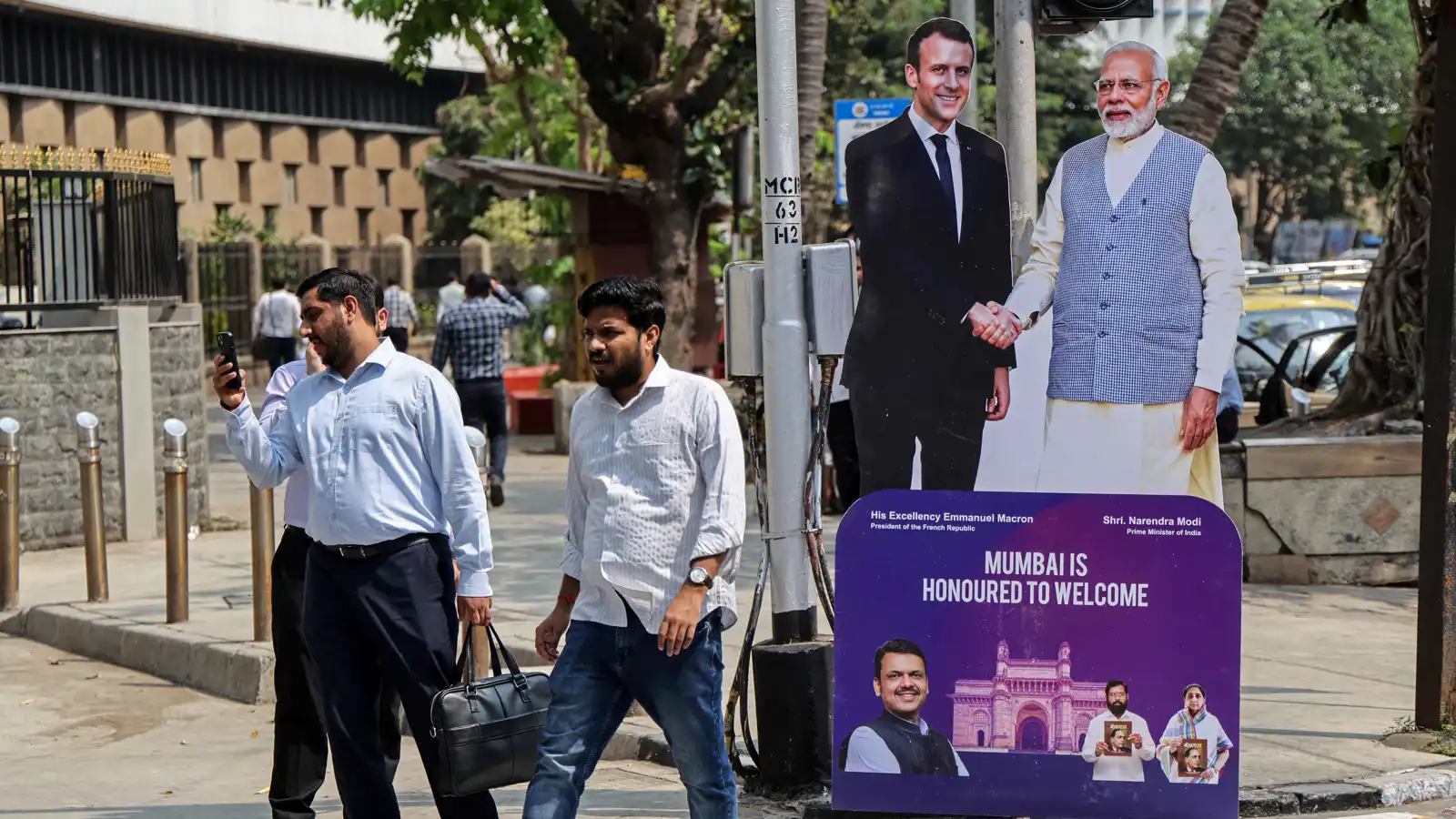 ماكرون يبدأ زيارته للهند بطريقة غير تقليدية (فيديو)