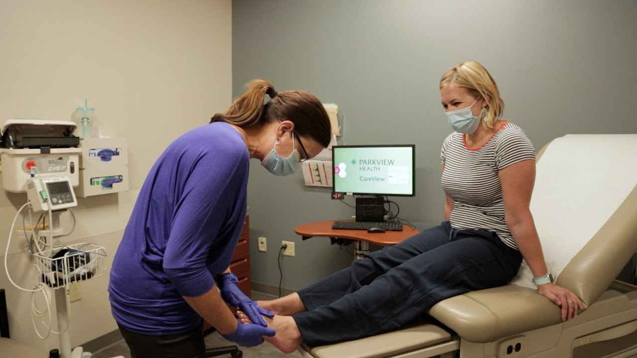 لماذا يفحص الأطباء الأقدام عند تقييم صحة القلب؟