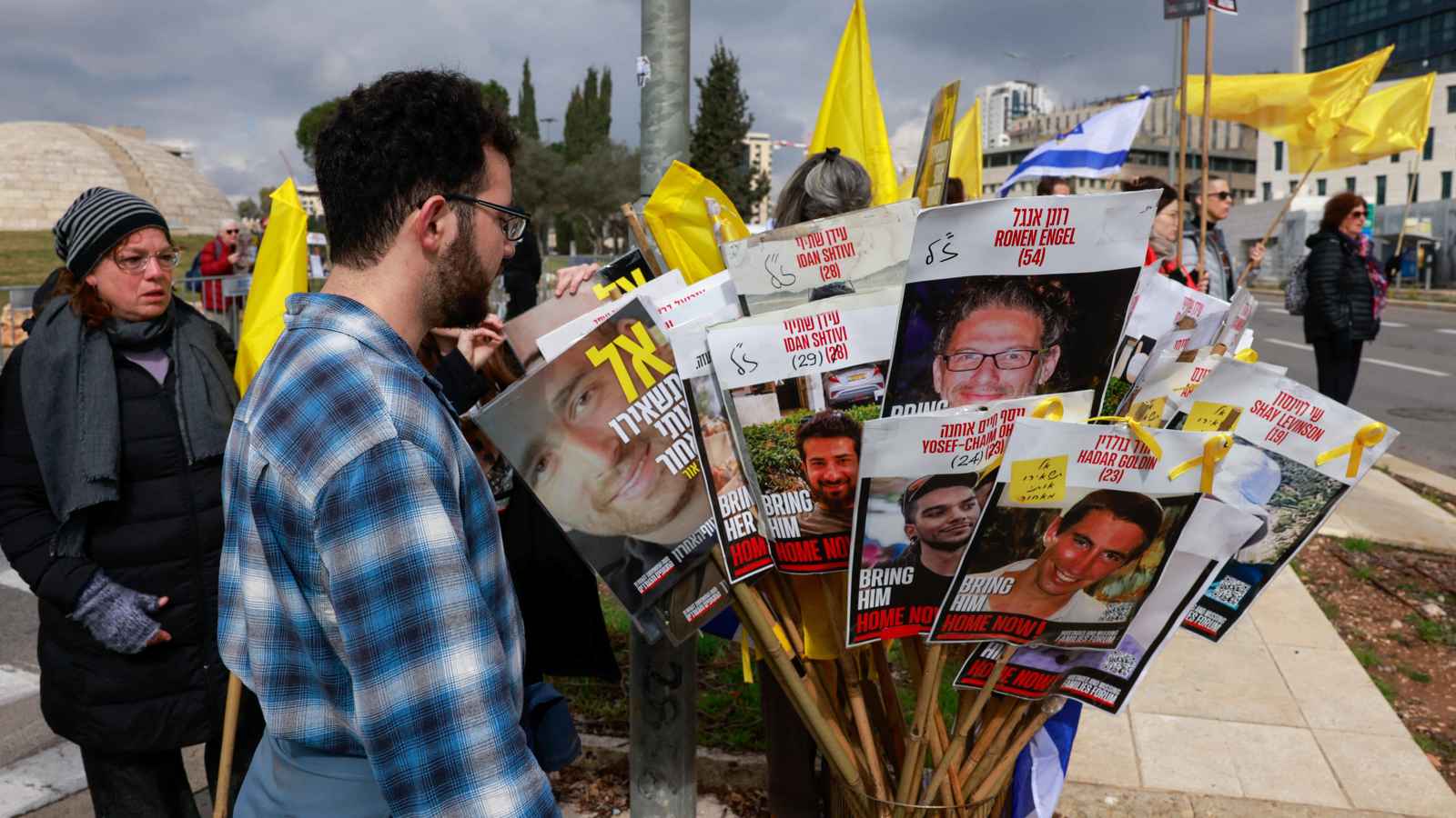 إسرائيل تتوعد حماس: تسليم الرهائن أو الحرب