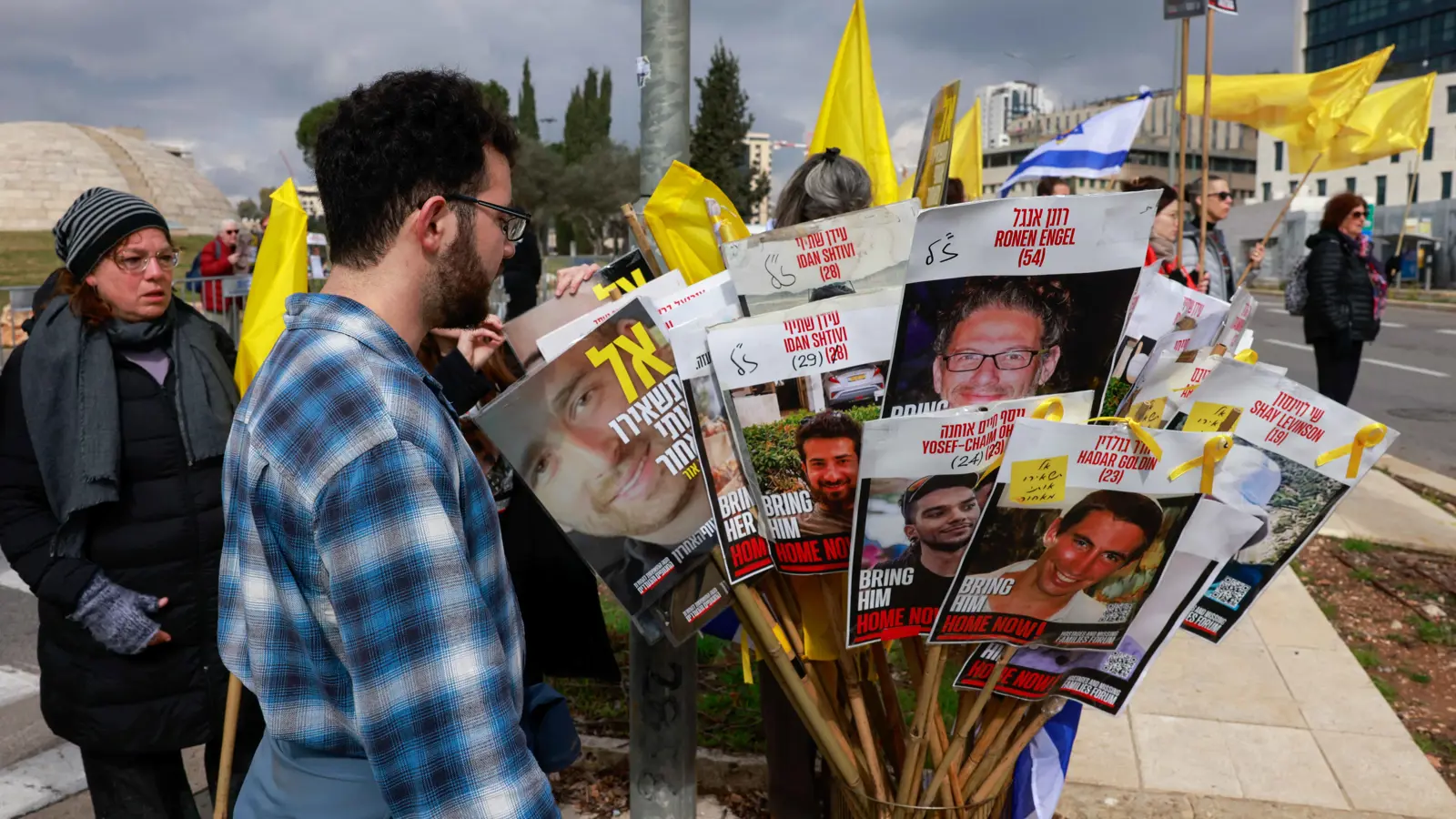 إسرائيل تتوعد حماس: تسليم الرهائن أو الحرب