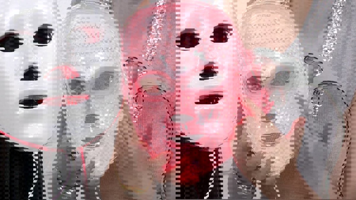 يستخدم تقنية "ناسا".. قناع ضوئي مبتكر لعلاج الأمراض الجلدية