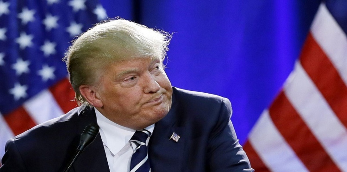 بالفيديو.. أمريكي غاضب يحطم نجمة ترامب في ممر المشاهير بهوليوود 