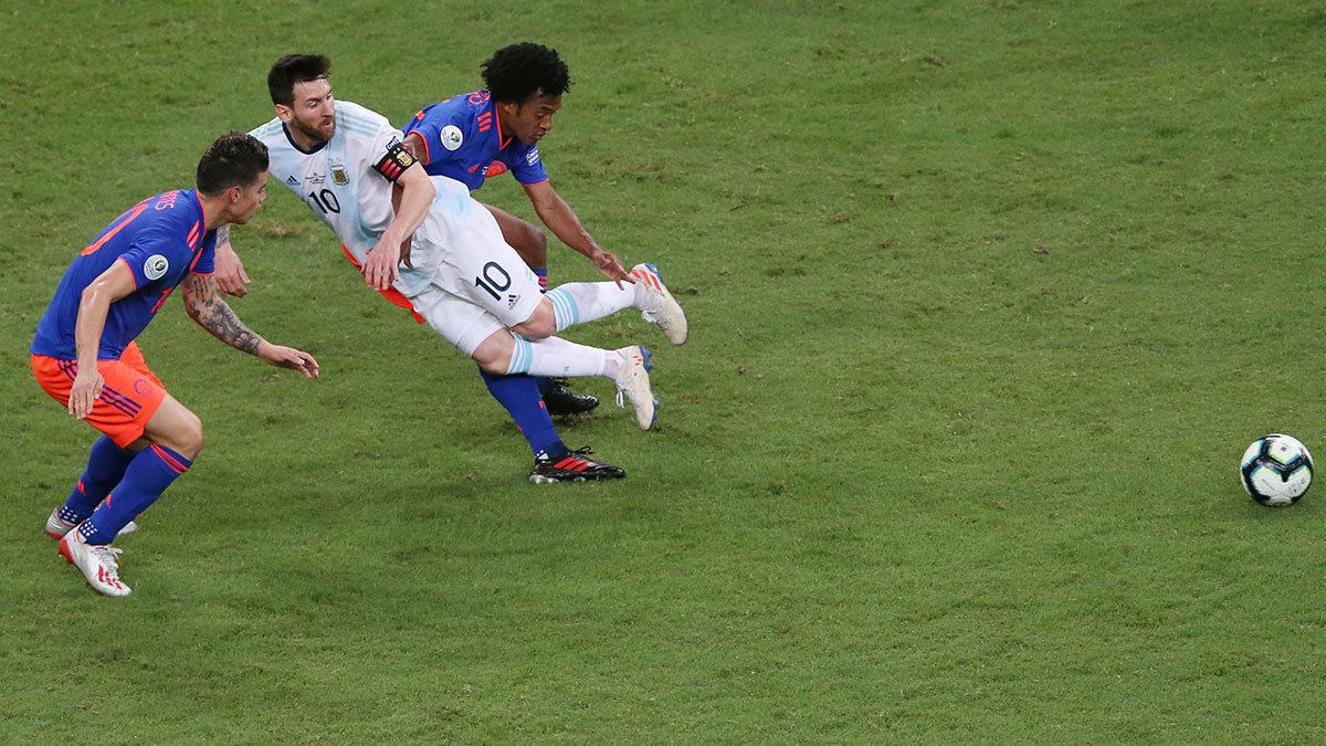 مباراة الأرجنتين وكولومبيا.. اشتباك عنيف بين اللاعبين بعد تدخل قوي من كوادرادو على ميسي (فيديو)