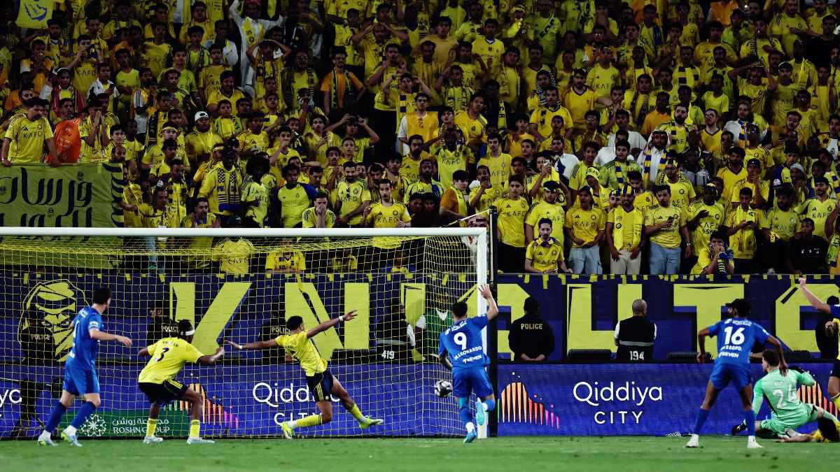 من رمية التماس.. خبير تحكيمي يحسم الجدل حول صحة هدف الهلال في النصر 
