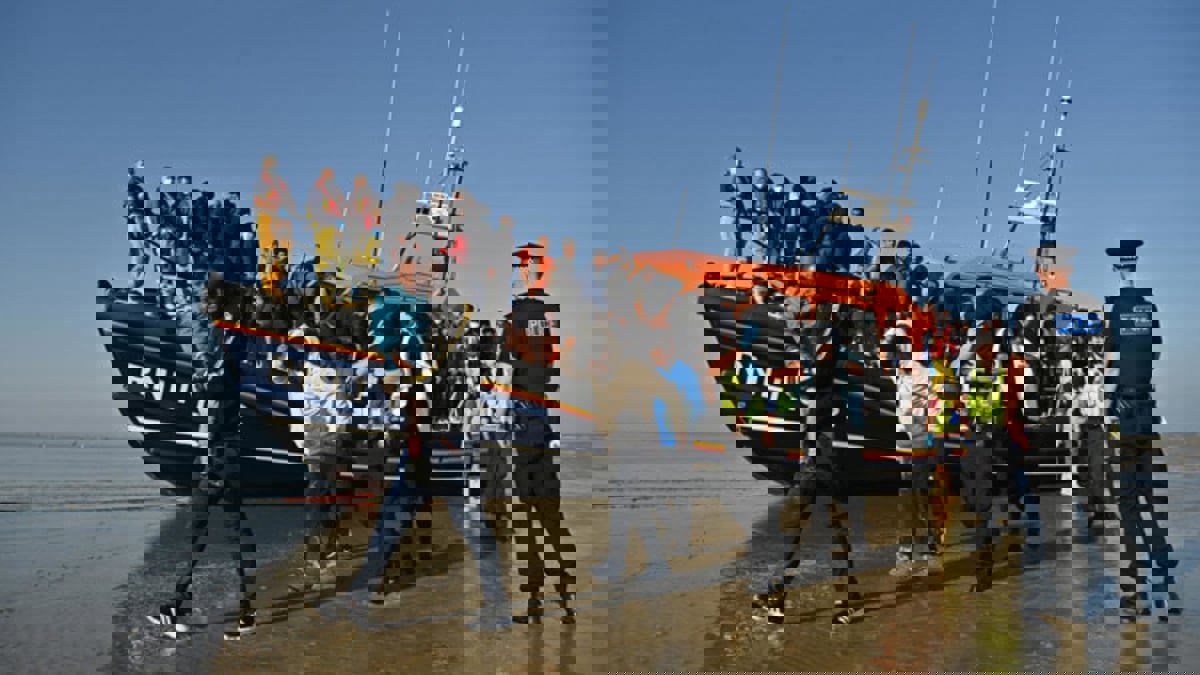 تحقيق يكشف ممارسات فرنسا "الخطرة" لاعتراض قوارب المهاجرين في المانش 