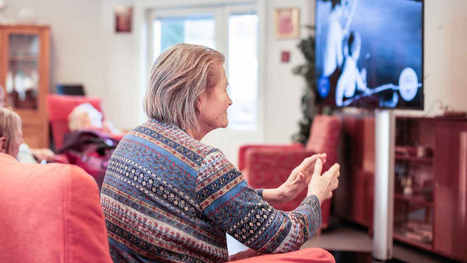 دراسة تكشف العلاقة بين الوحدة وزيادة مشاهدة التلفاز لدى كبار السن