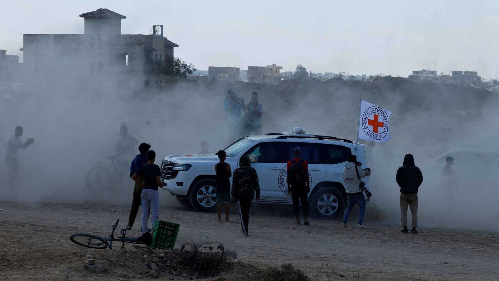 بعد تكثيف عمليات البحث.. حماس تُسلّم جثة رهينة إلى إسرائيل