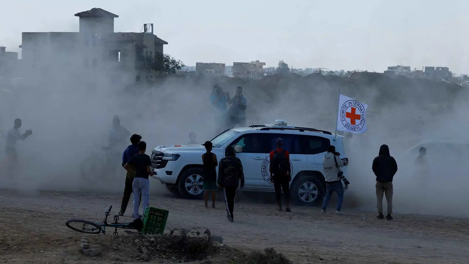 بعد تكثيف عمليات البحث.. حماس تُسلّم جثة رهينة إلى إسرائيل