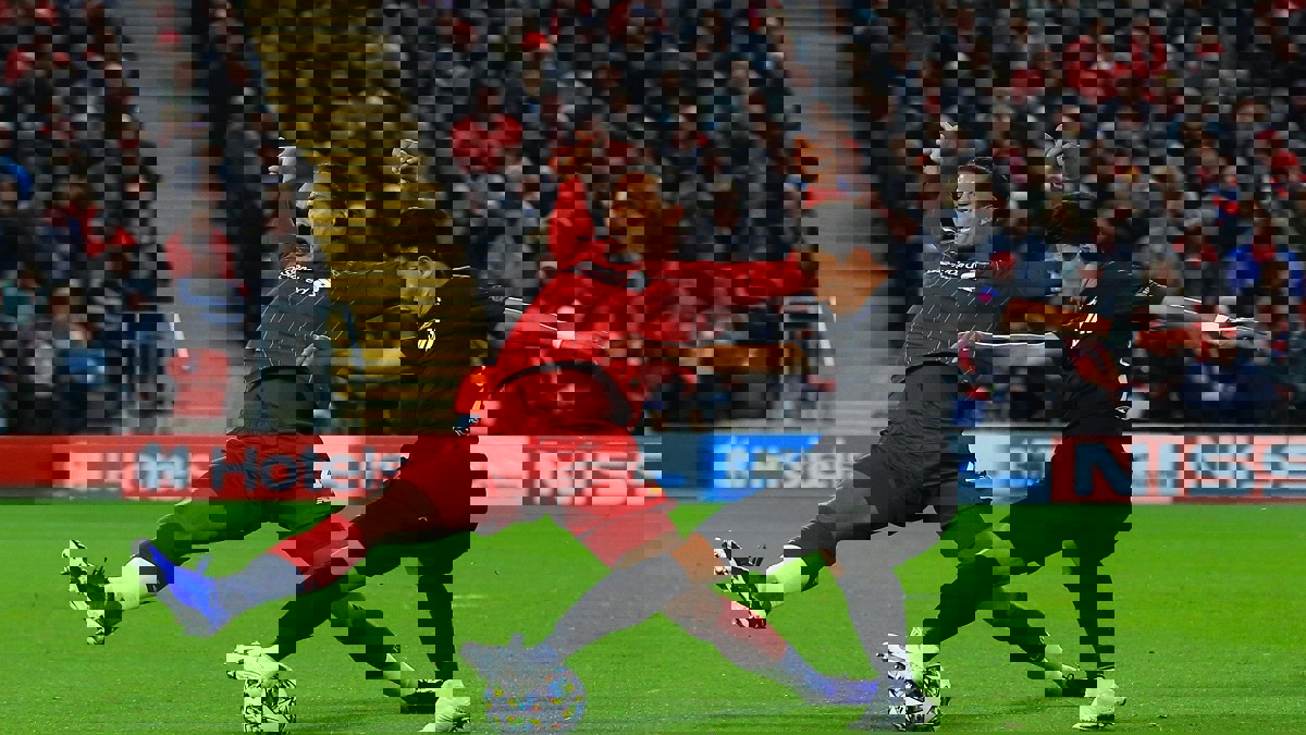 مراوغة مهينة لفان دايك في مباراة ليفربول ضد سالزبورغ تنتهي بهدف رائع (شاهد)‎