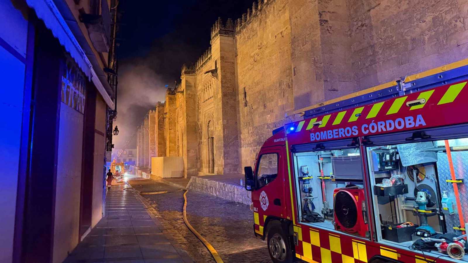 حريق ضخم بمسجد قرطبة التاريخي في إسبانيا (فيديو)