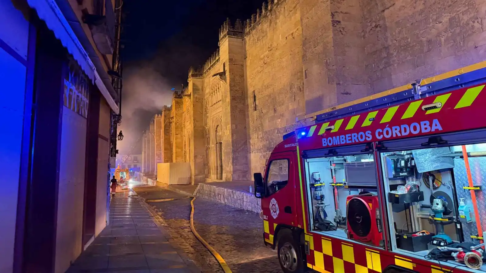 حريق ضخم بمسجد قرطبة التاريخي في إسبانيا (فيديو)