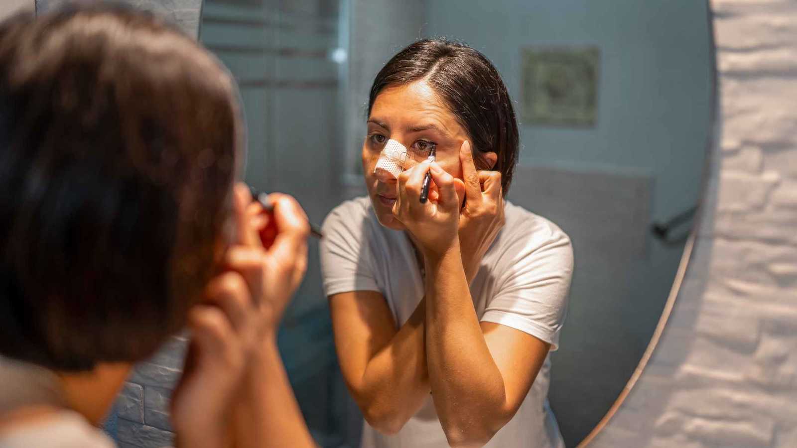 مراهقة تطعن صديقها بسبب عملية تجميل