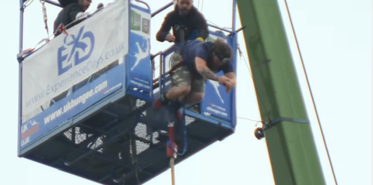 بالفيديو.. مغامر بريطاني يحطم الرقم القياسي لغطس البسكويت