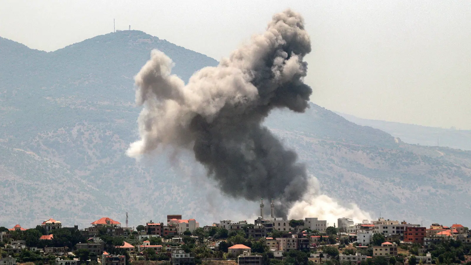 إصابة 14 شخصا بغارة إسرائيلية على النبطية جنوبي لبنان