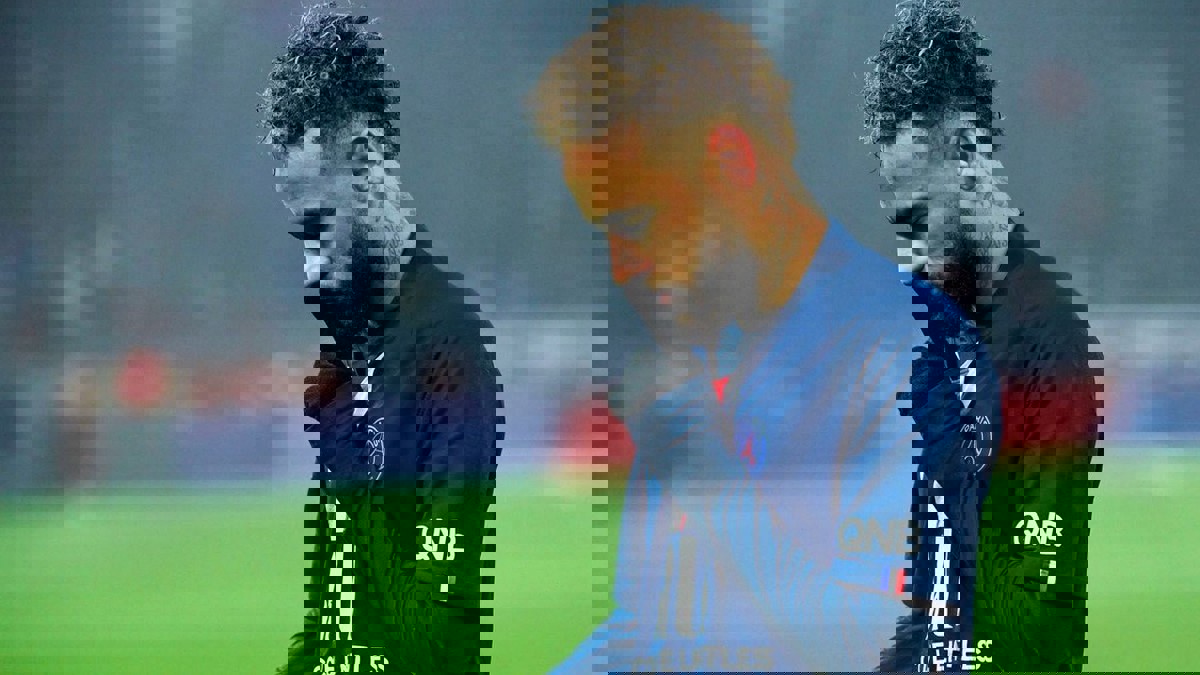 نيمار يشير لجماهير باريس سان جيرمان بالصمت ردًّا على صافرات الاستهجان ضده