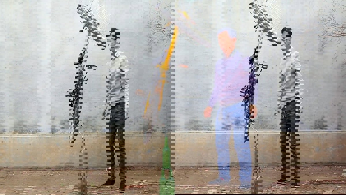 فنان صيني يحقق شهرة واسعة بفضل موهبته الخارقة للجاذبية (فيديو)