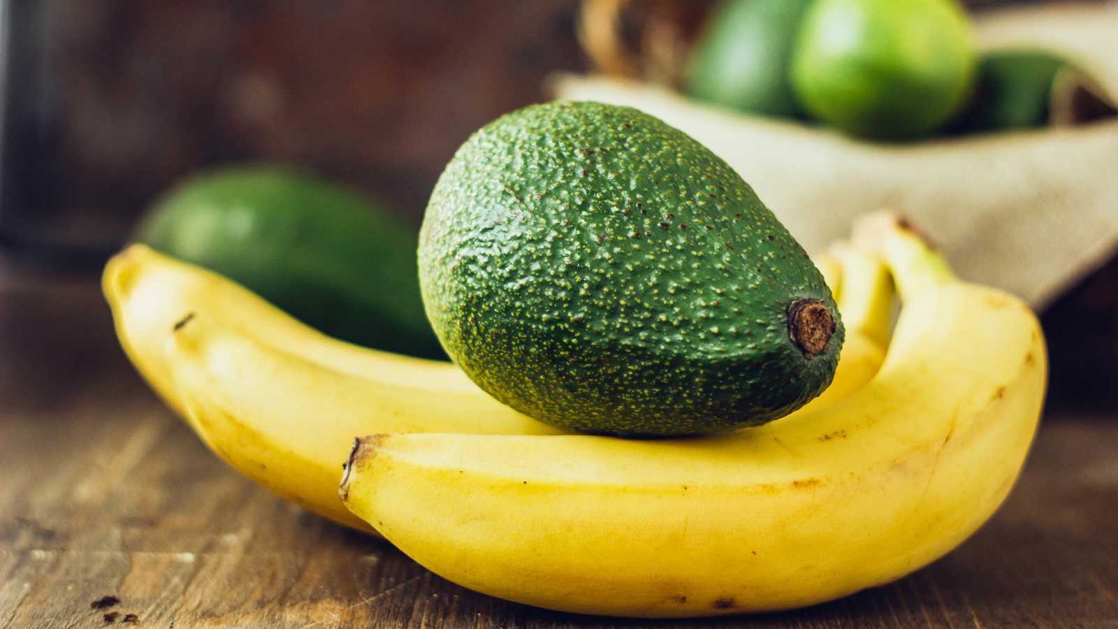 الموز والأفوكادو قد يثيران الصداع النصفي.. إليك هذه النصائح