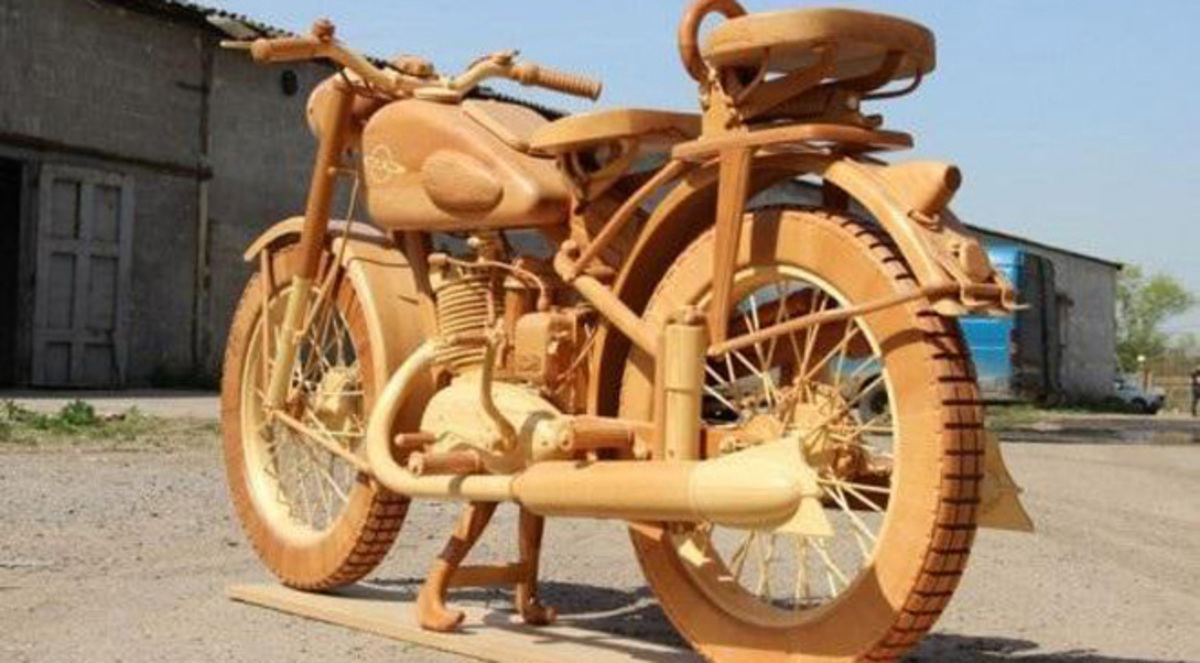 الدراجات النارية العالمية تغزو قرية لبنانية عبر "الاستنساخ الخشبي"