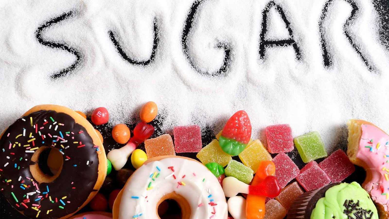 يشبه الإقلاع عن المخدرات.. تغييرات مدهشة عند التوقف عن السكر