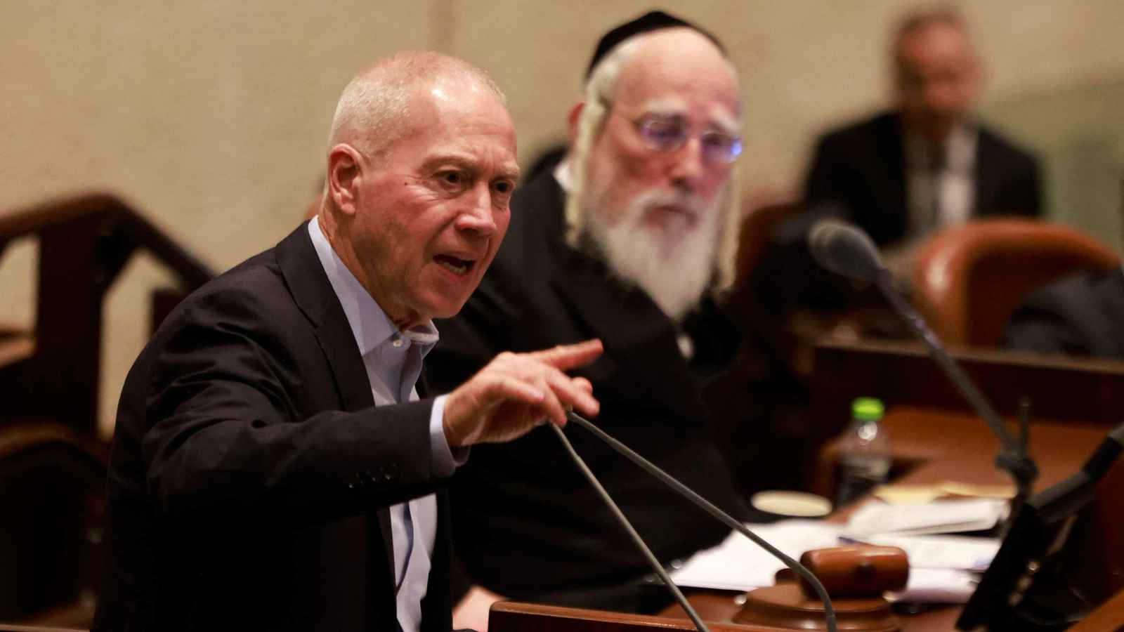 غالانت وأوستن يناقشان "آخر التطورات" بعد ضربة إيران