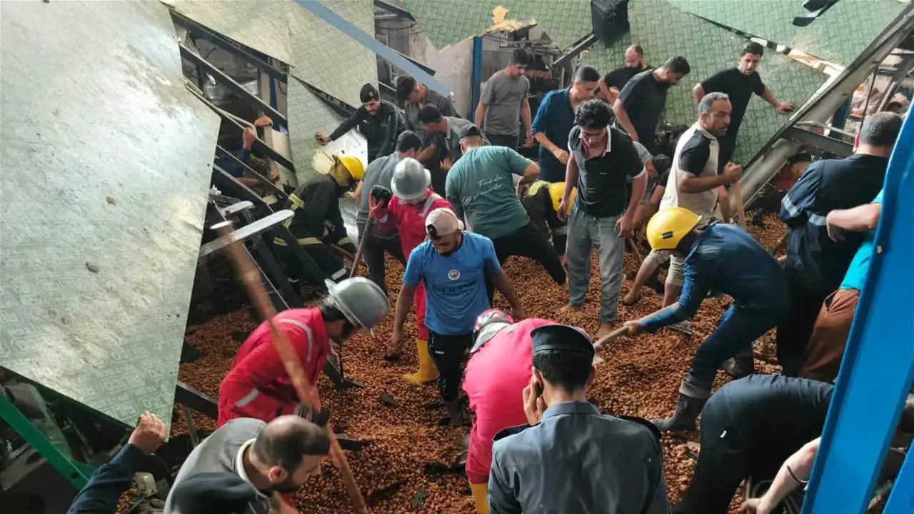 طمرتهم التمور.. إنقاذ 4 عمال انهار فوقهم مخزن في العراق (صور)‎