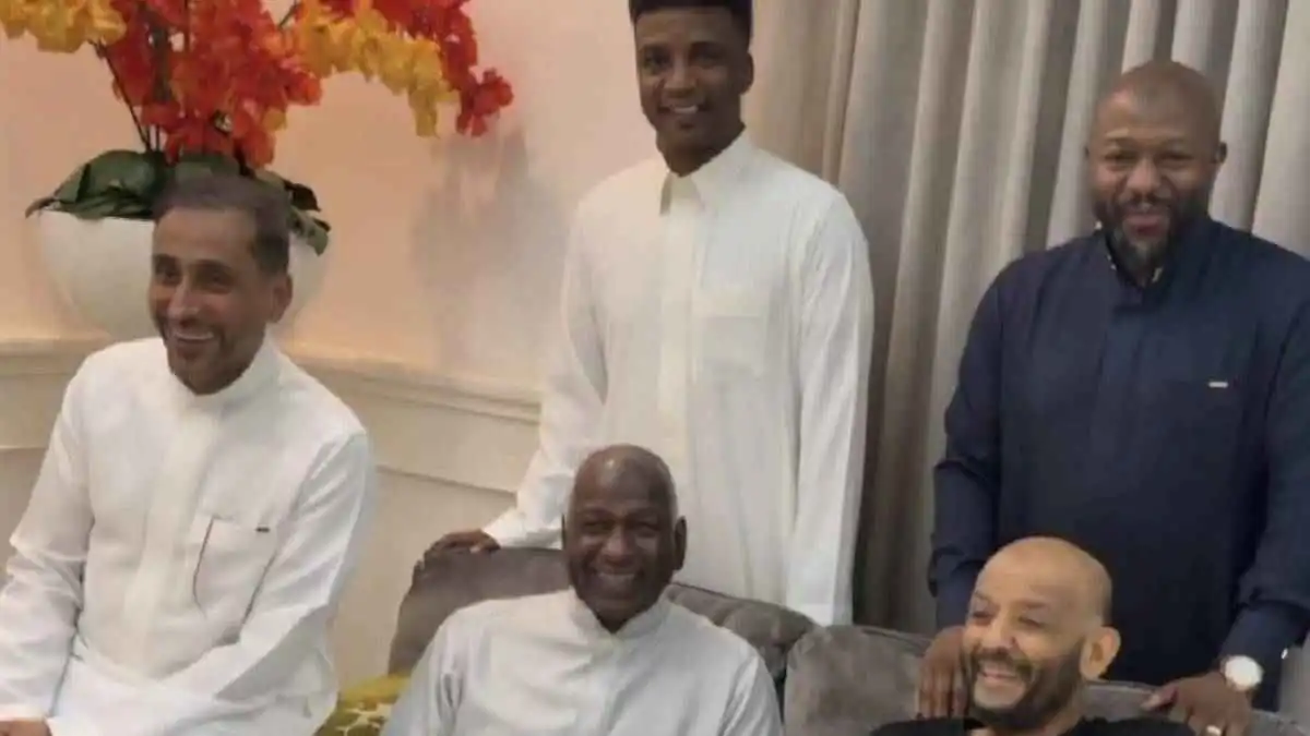 أساطير الكرة السعودية يفاجئون محمد عبد الجواد (فيديو)