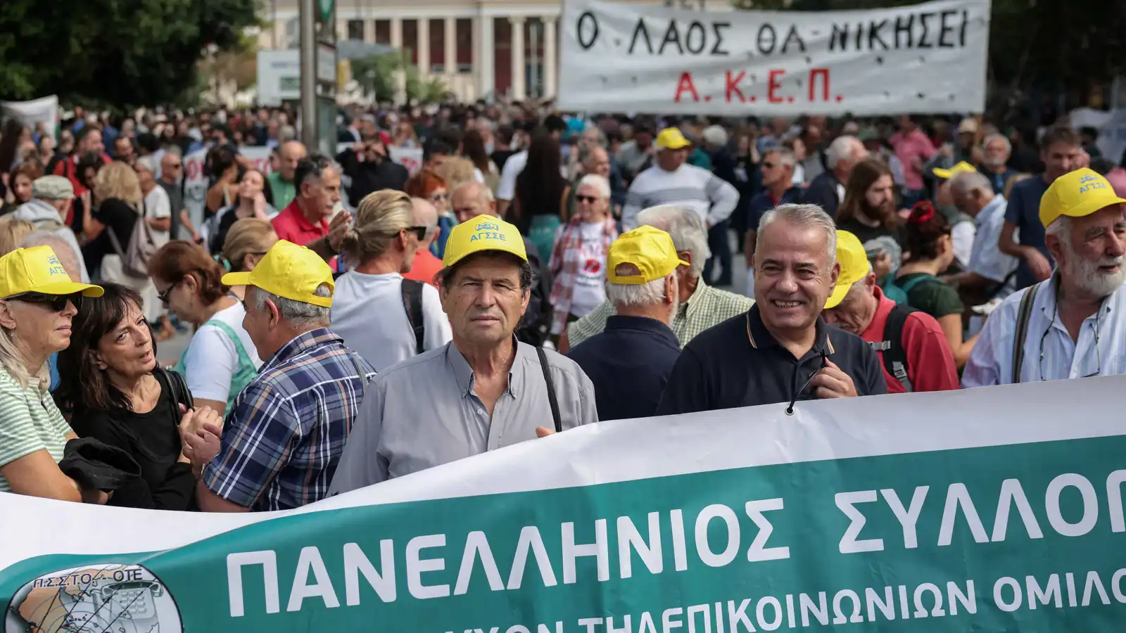 "لسنا روبوتات".. اليونانيون ينتفضون على قانون العمل "13 ساعة"