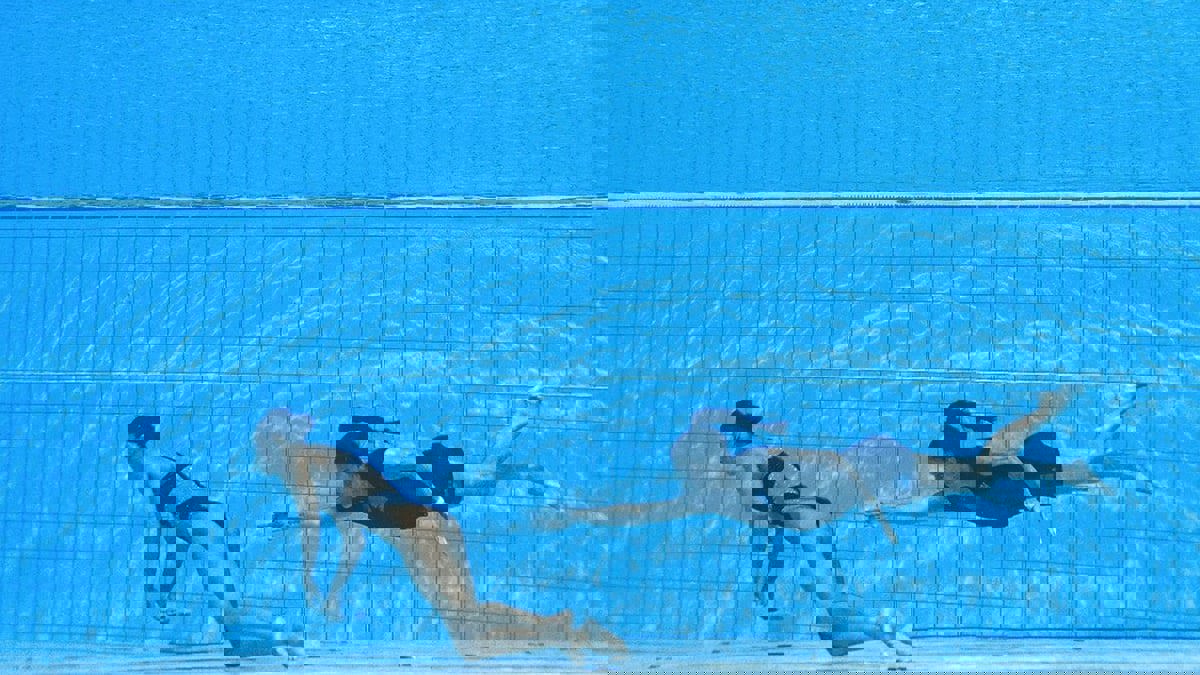 لحظات رعب.. إنقاذ سباحة أمريكية من الغرق خلال بطولة العالم بالمجر (صور)