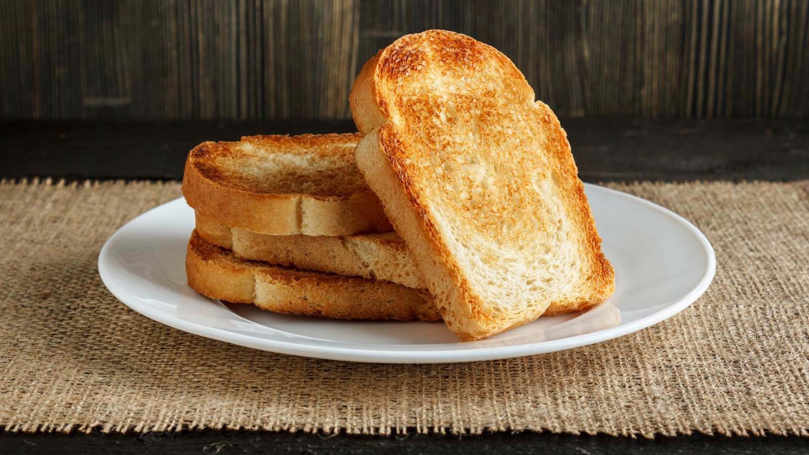 الخبز العادي أم المحمص.. أيهما الأكثر صحة؟