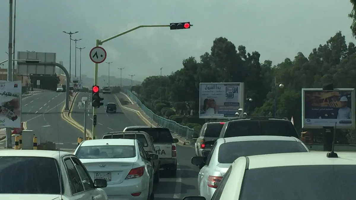 السعودية.. شاحنة تدهس سيارات في منطقة عسير