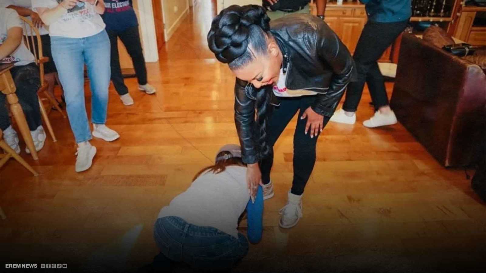 بعمر 64 عاما.. مذيعة تنحني وتقبل حذاء نائبة ديمقراطية في أمريكا (فيديو)