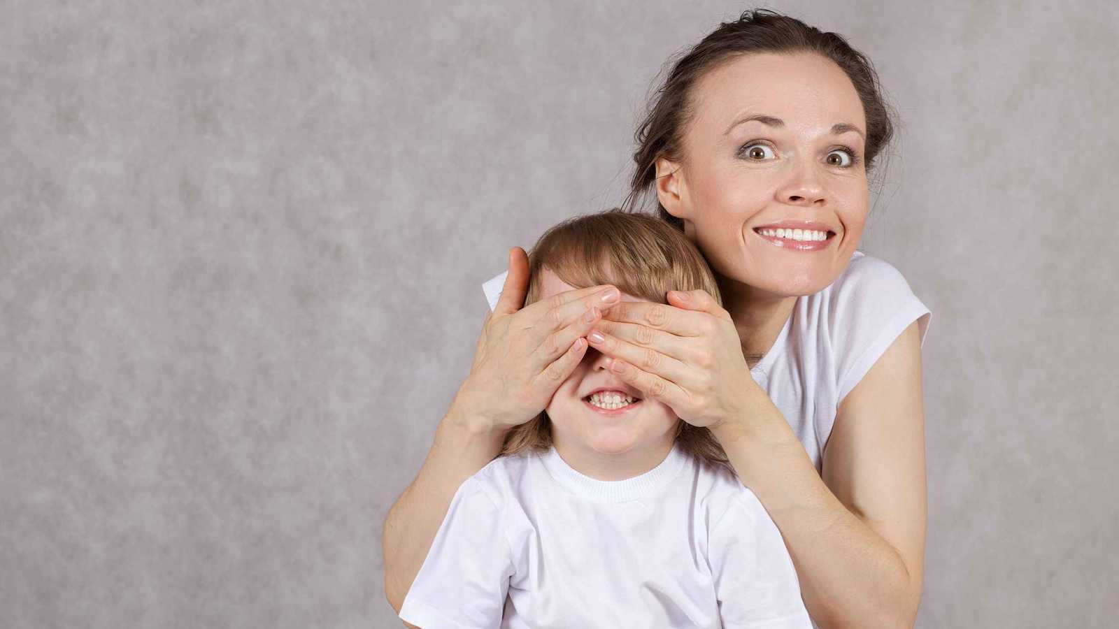 لغة حبّ أم "شيء آخر".. لماذا ينادي بعض الأطفال أمّهاتهم بأسمائهن؟