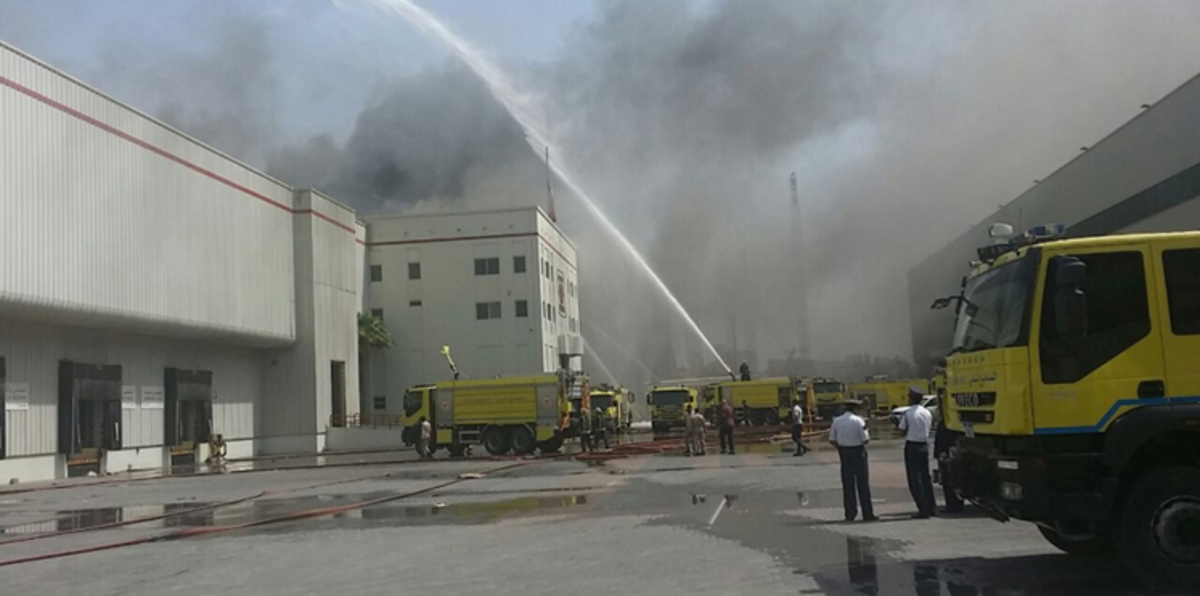 بالفيديو.. حريق كبير يلتهم مستودعين بميناء سلمان في البحرين