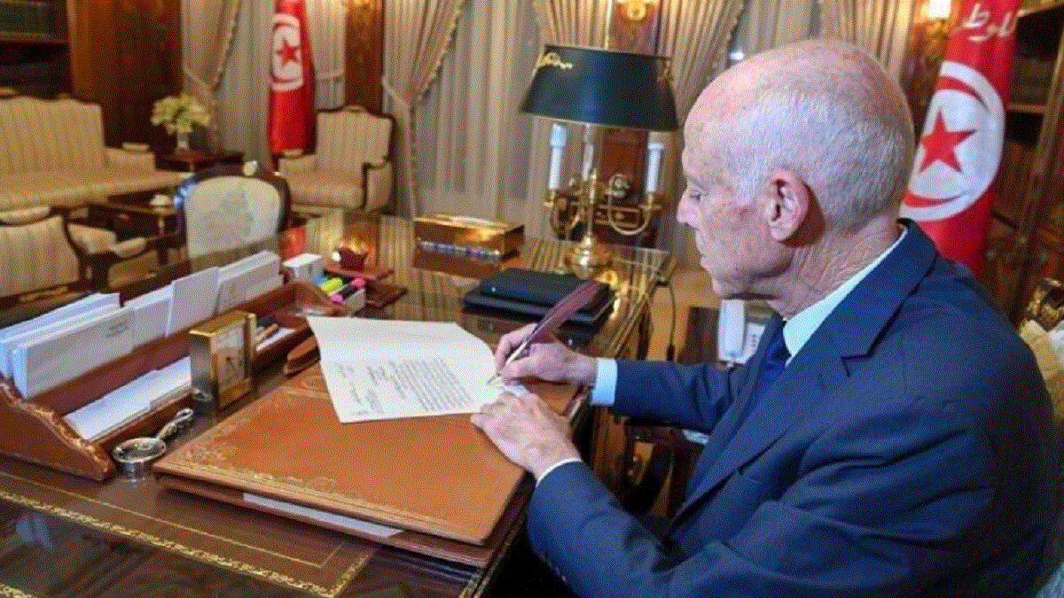 وسط توقعات برفض الرئيس التوقيع على قانونها مجددًا.. معركة المحكمة الدستورية تحتدم في تونس