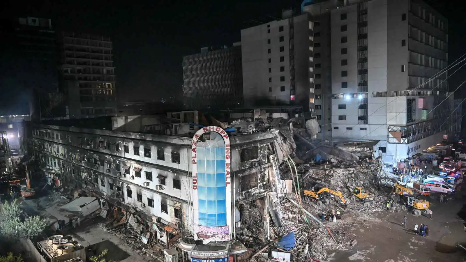 29 قتيلا وعشرات المفقودين إثر حريق في كراتشي (فيديو وصور)