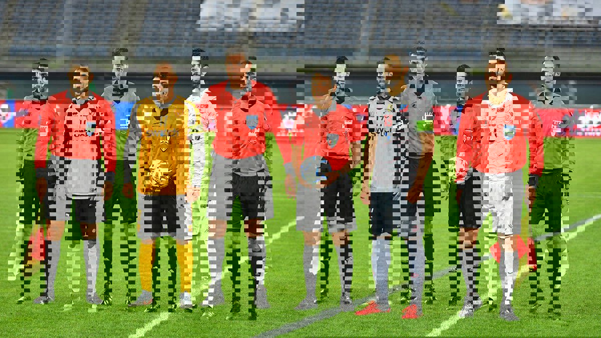 الاتحاد الكويتي لكرة القدم يرد على أزمة احتفال بعض العناصر مع حكم مباراة الكويت والقادسية (فيديو)