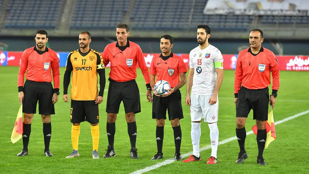 الاتحاد الكويتي لكرة القدم يرد على أزمة احتفال بعض العناصر مع حكم مباراة الكويت والقادسية (فيديو)
